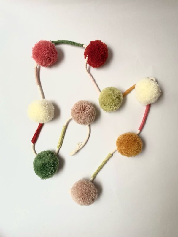 GUIRNALDA POMPONES